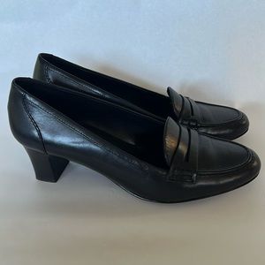 Brooks Brothers loafer heel size 6 women’s shoe -low heel 2 inch great condition
